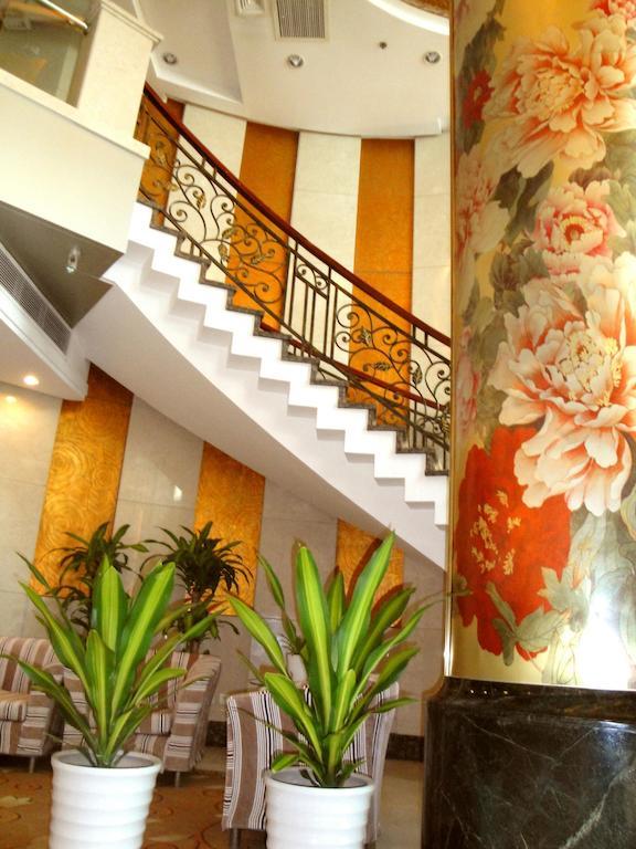 Overseas Chinese International Hotel Циндао Екстериор снимка