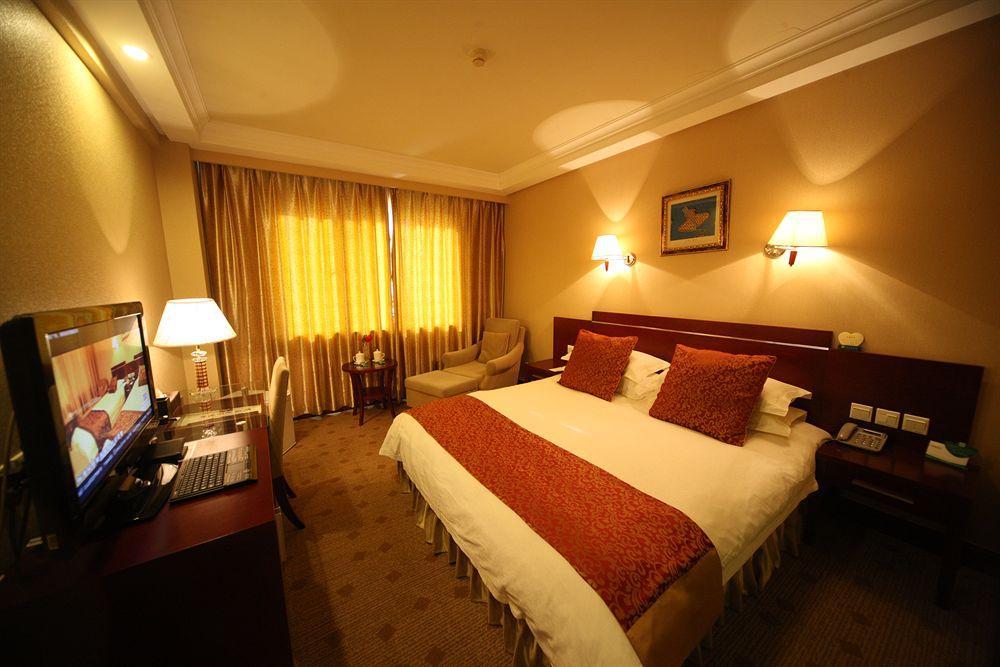 Overseas Chinese International Hotel Циндао Екстериор снимка