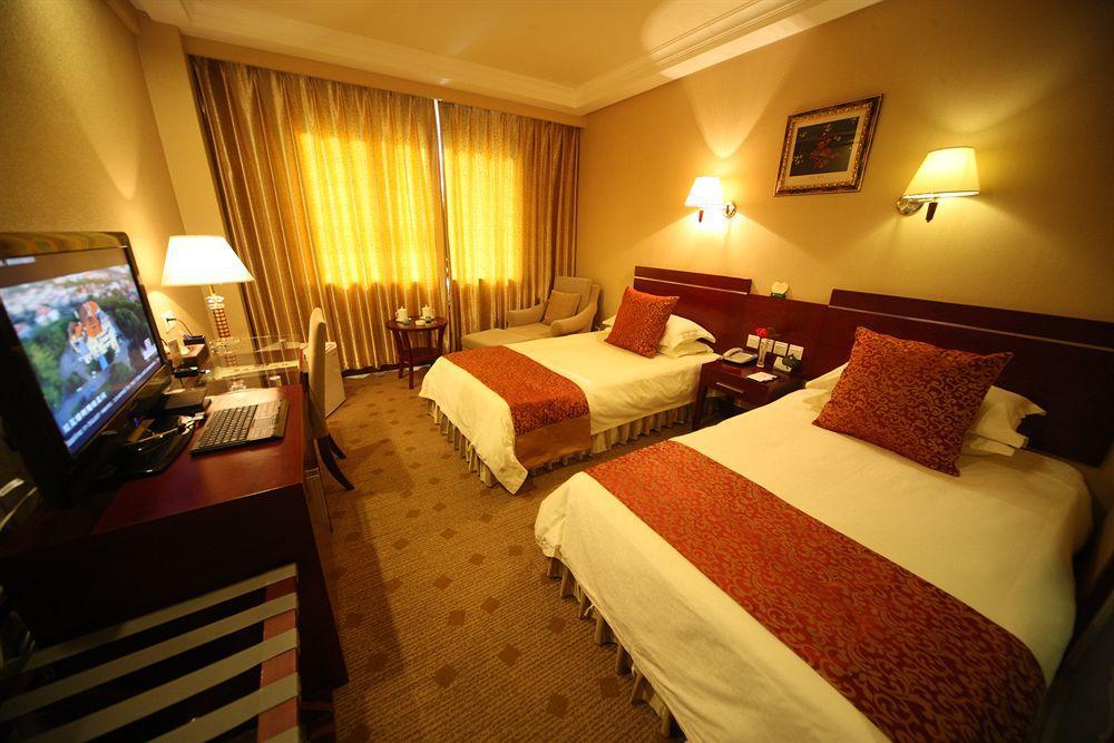 Overseas Chinese International Hotel Циндао Екстериор снимка