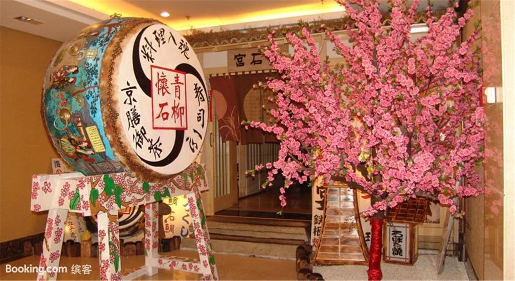 Overseas Chinese International Hotel Циндао Екстериор снимка