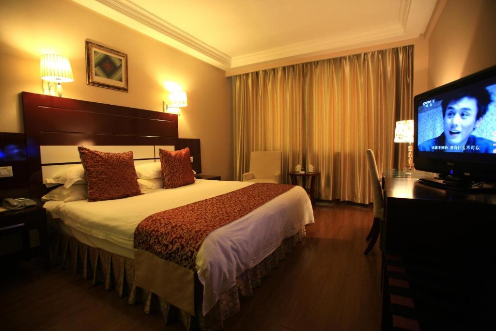 Overseas Chinese International Hotel Циндао Стая снимка