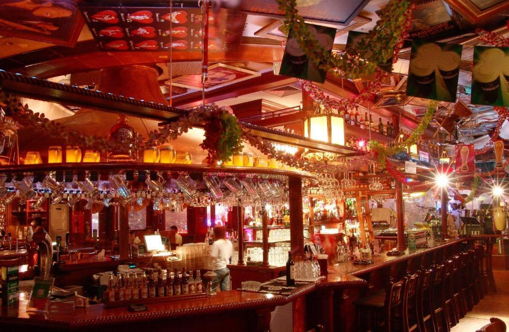 Overseas Chinese International Hotel Циндао Екстериор снимка