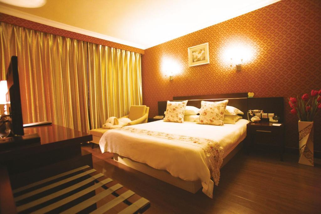 Overseas Chinese International Hotel Циндао Екстериор снимка