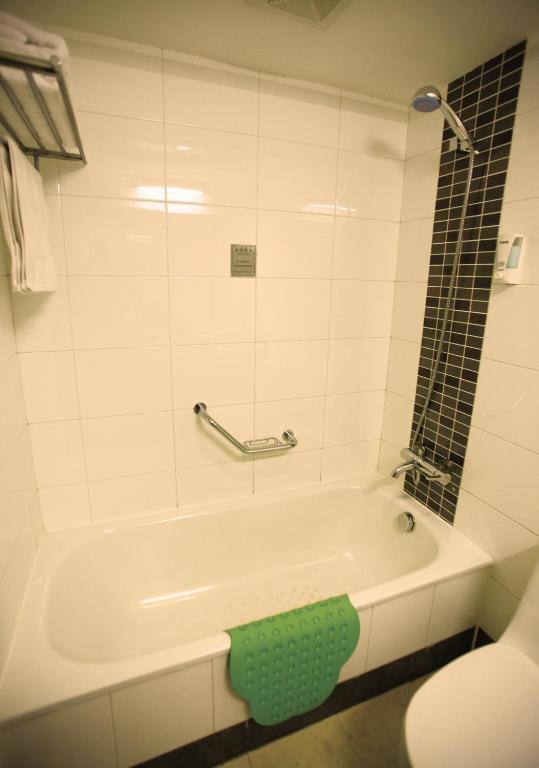 Overseas Chinese International Hotel Циндао Стая снимка