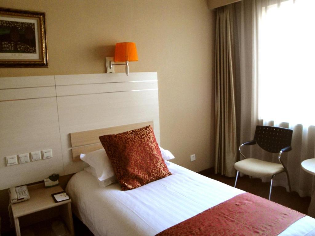 Overseas Chinese International Hotel Циндао Стая снимка