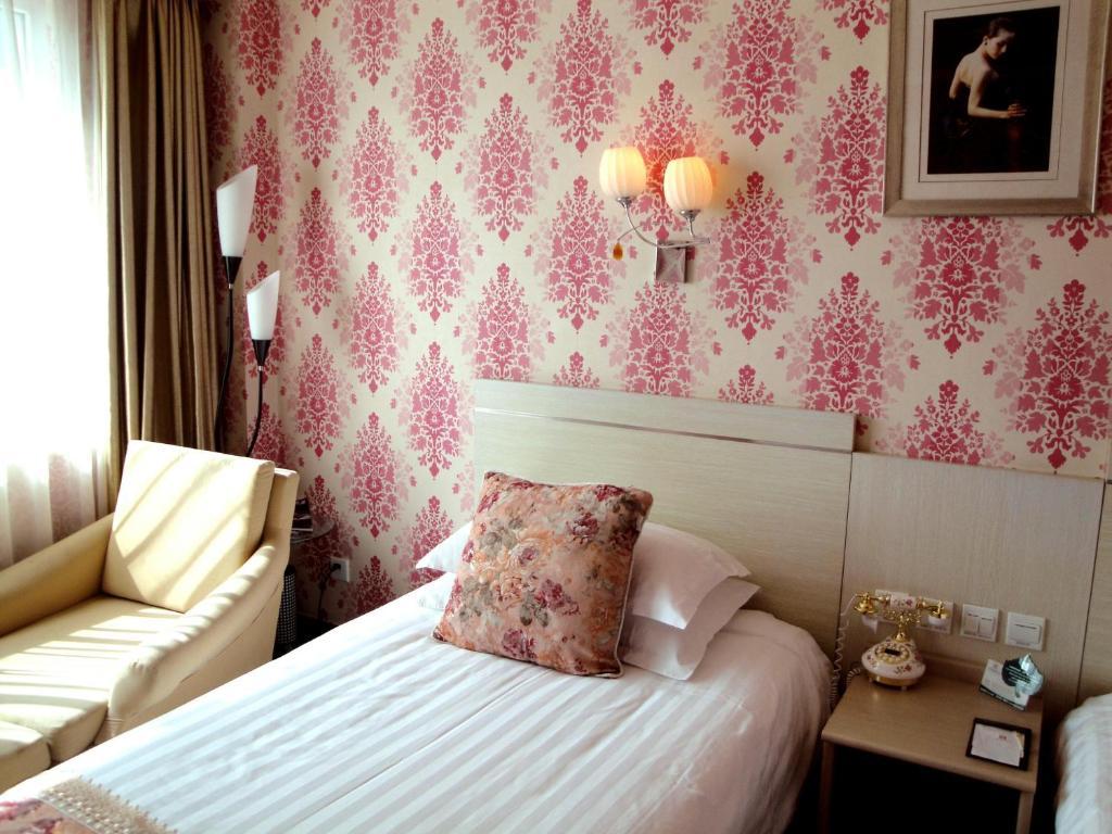 Overseas Chinese International Hotel Циндао Стая снимка