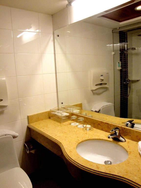 Overseas Chinese International Hotel Циндао Стая снимка