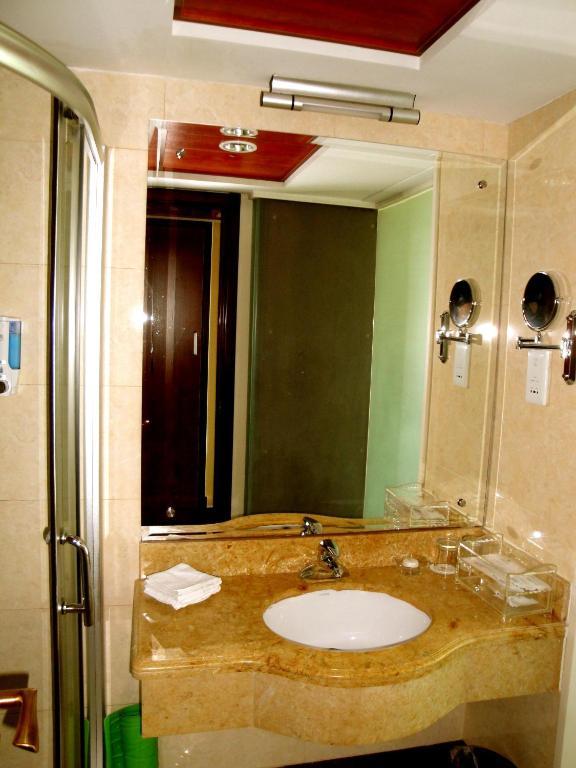 Overseas Chinese International Hotel Циндао Стая снимка