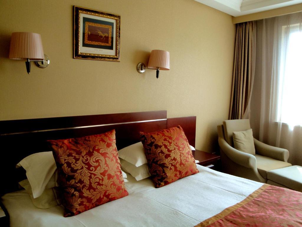 Overseas Chinese International Hotel Циндао Стая снимка
