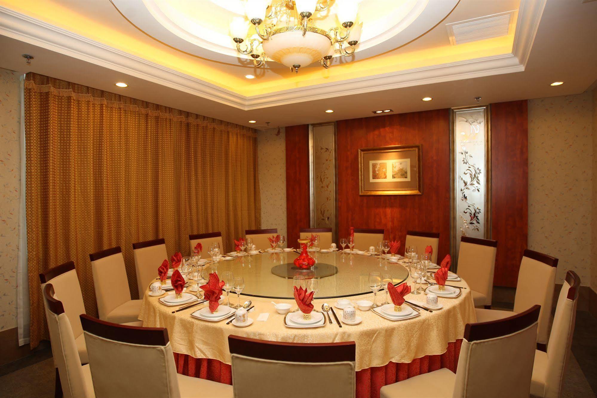 Overseas Chinese International Hotel Циндао Екстериор снимка