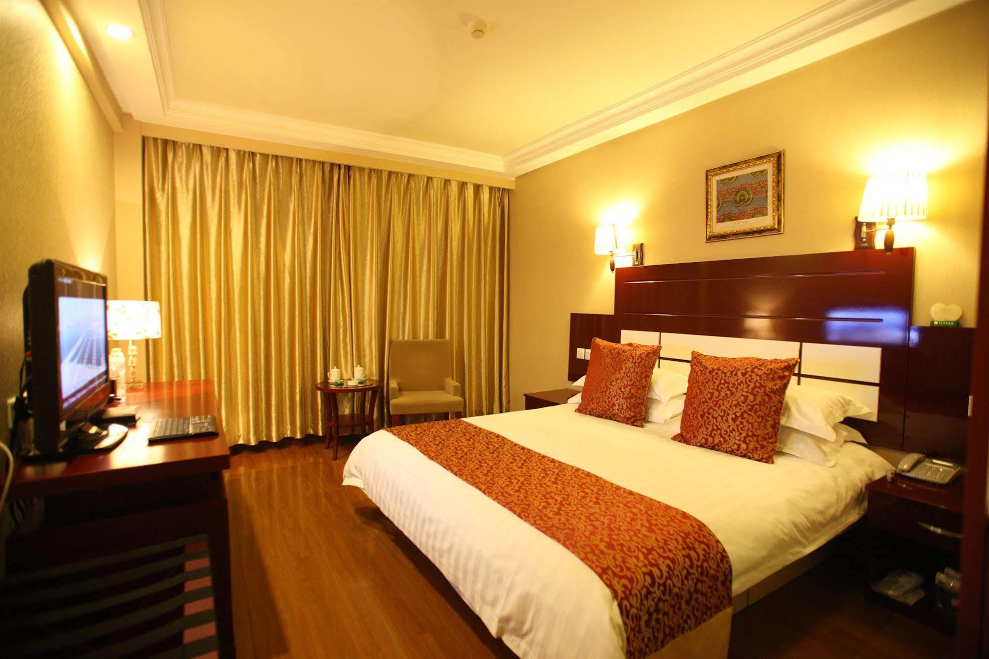 Overseas Chinese International Hotel Циндао Екстериор снимка
