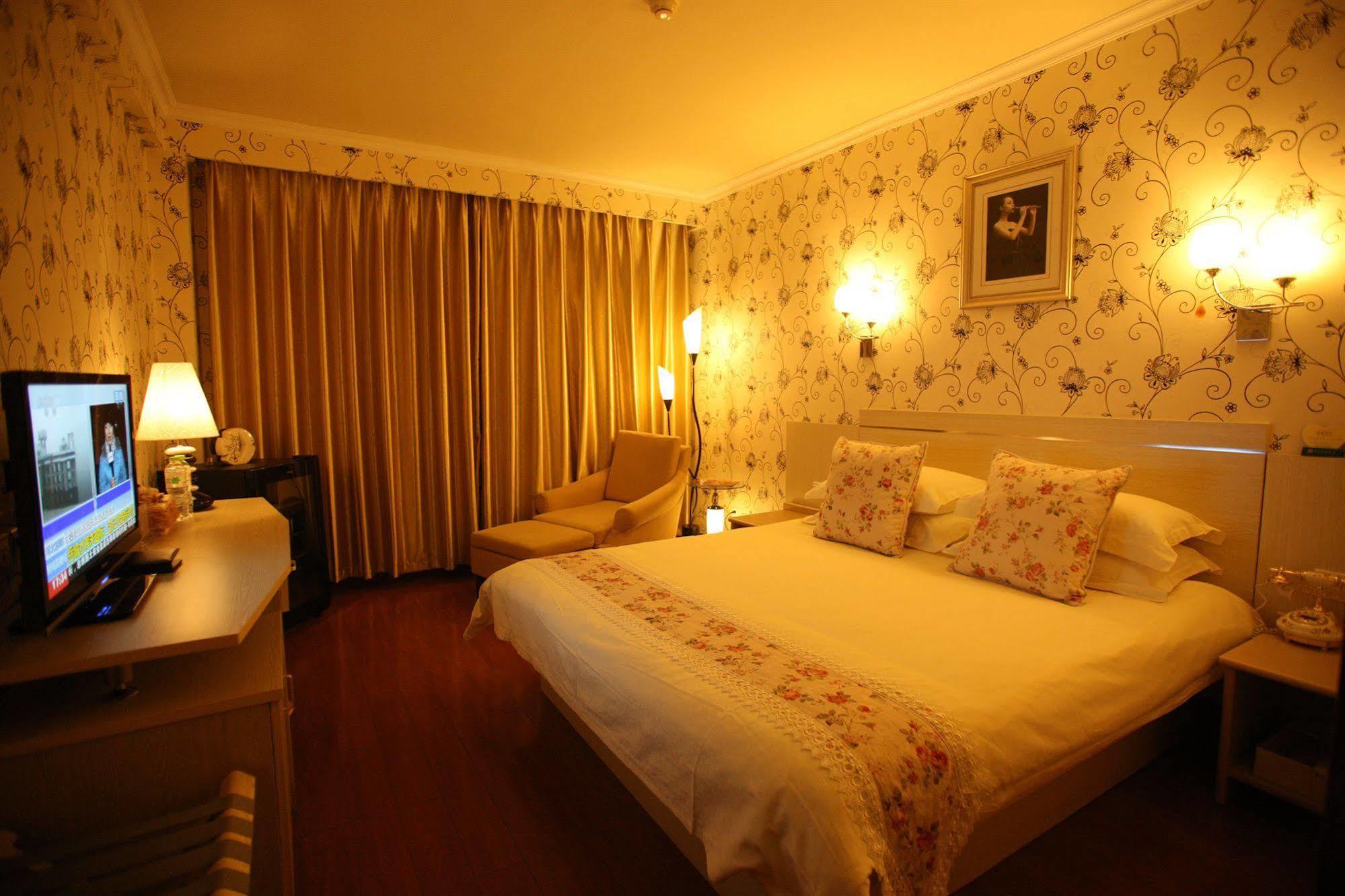 Overseas Chinese International Hotel Циндао Екстериор снимка