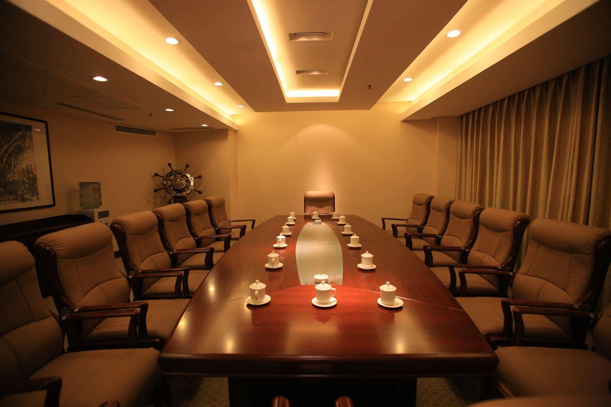 Overseas Chinese International Hotel Циндао Екстериор снимка