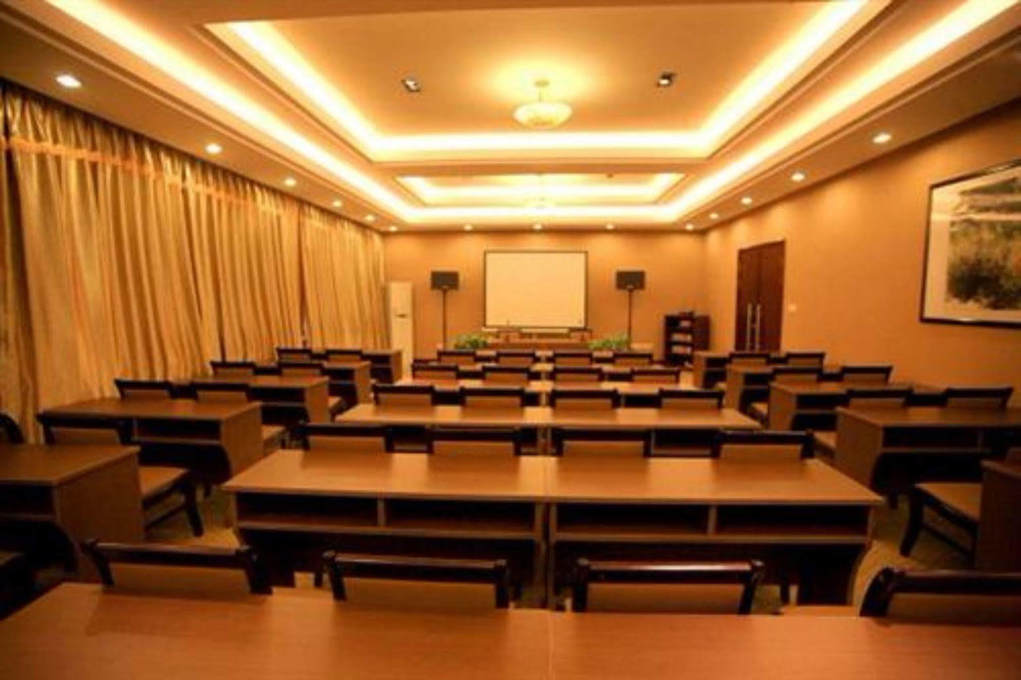 Overseas Chinese International Hotel Циндао Екстериор снимка