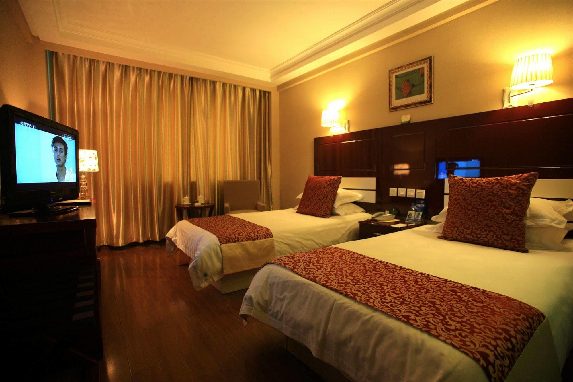 Overseas Chinese International Hotel Циндао Екстериор снимка
