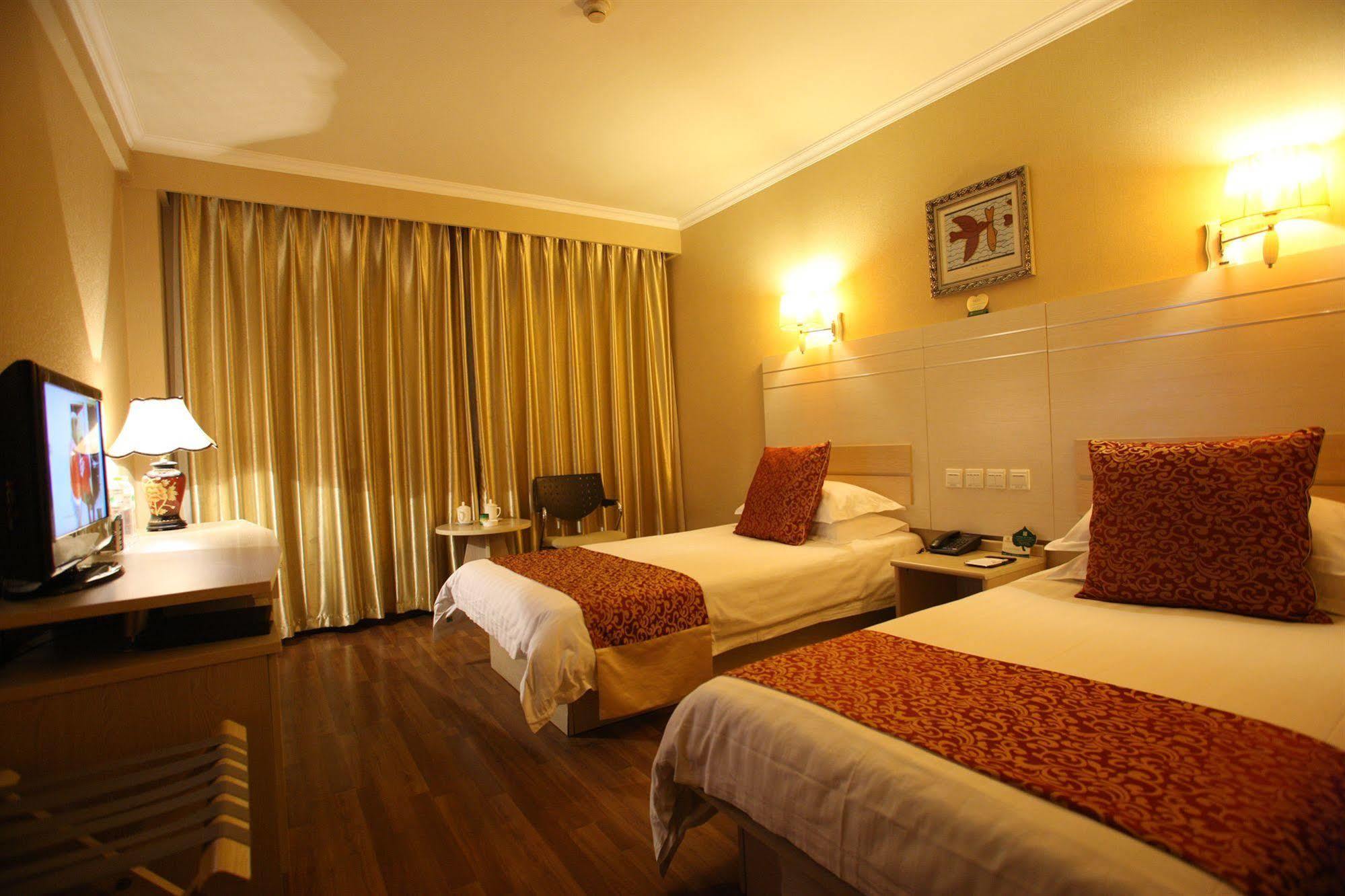 Overseas Chinese International Hotel Циндао Екстериор снимка