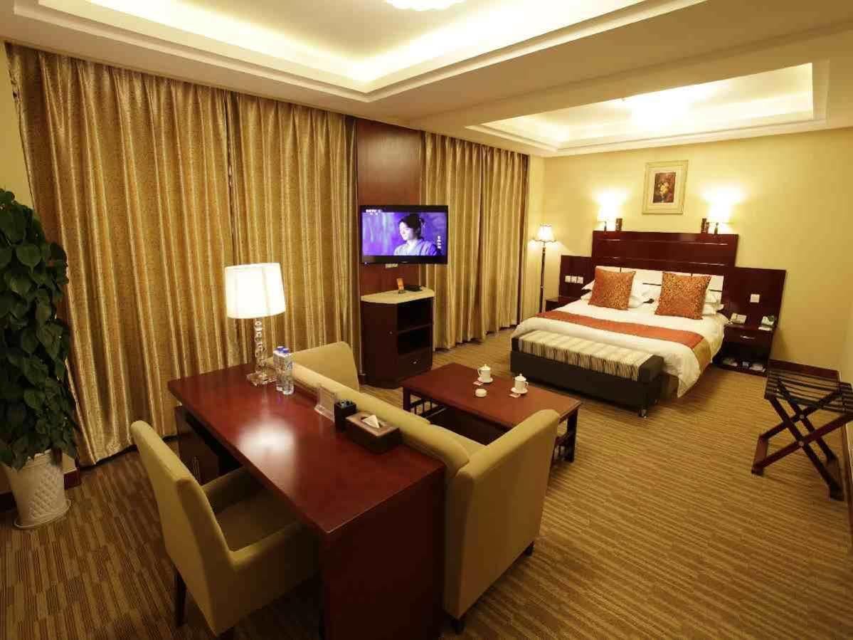 Overseas Chinese International Hotel Циндао Екстериор снимка